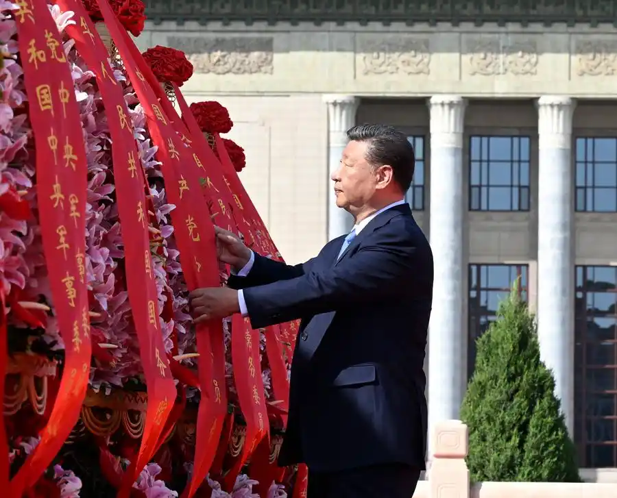 烈士纪念日向人民英雄敬献花篮仪式在京隆重举行，习近平等出席
