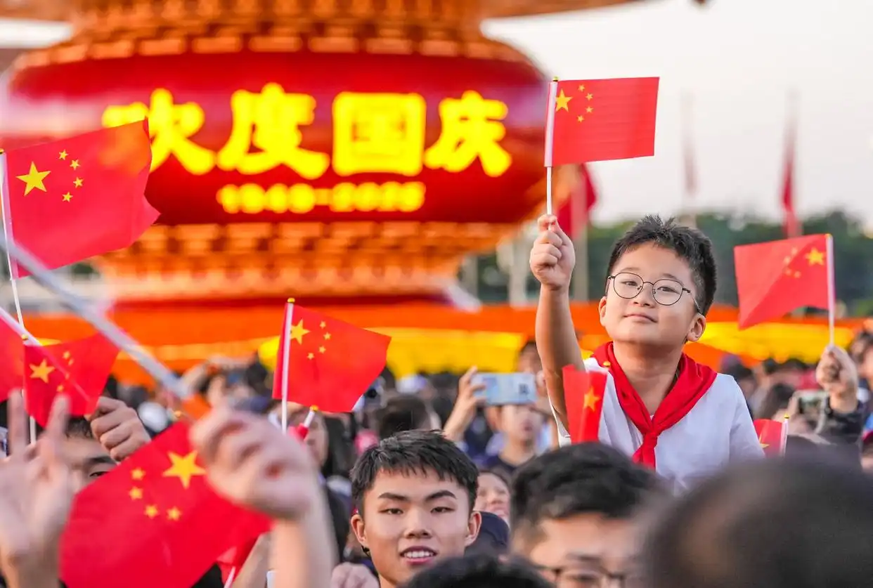 国庆清晨12.1万人聚天安门看升旗，共同见证五星红旗升起