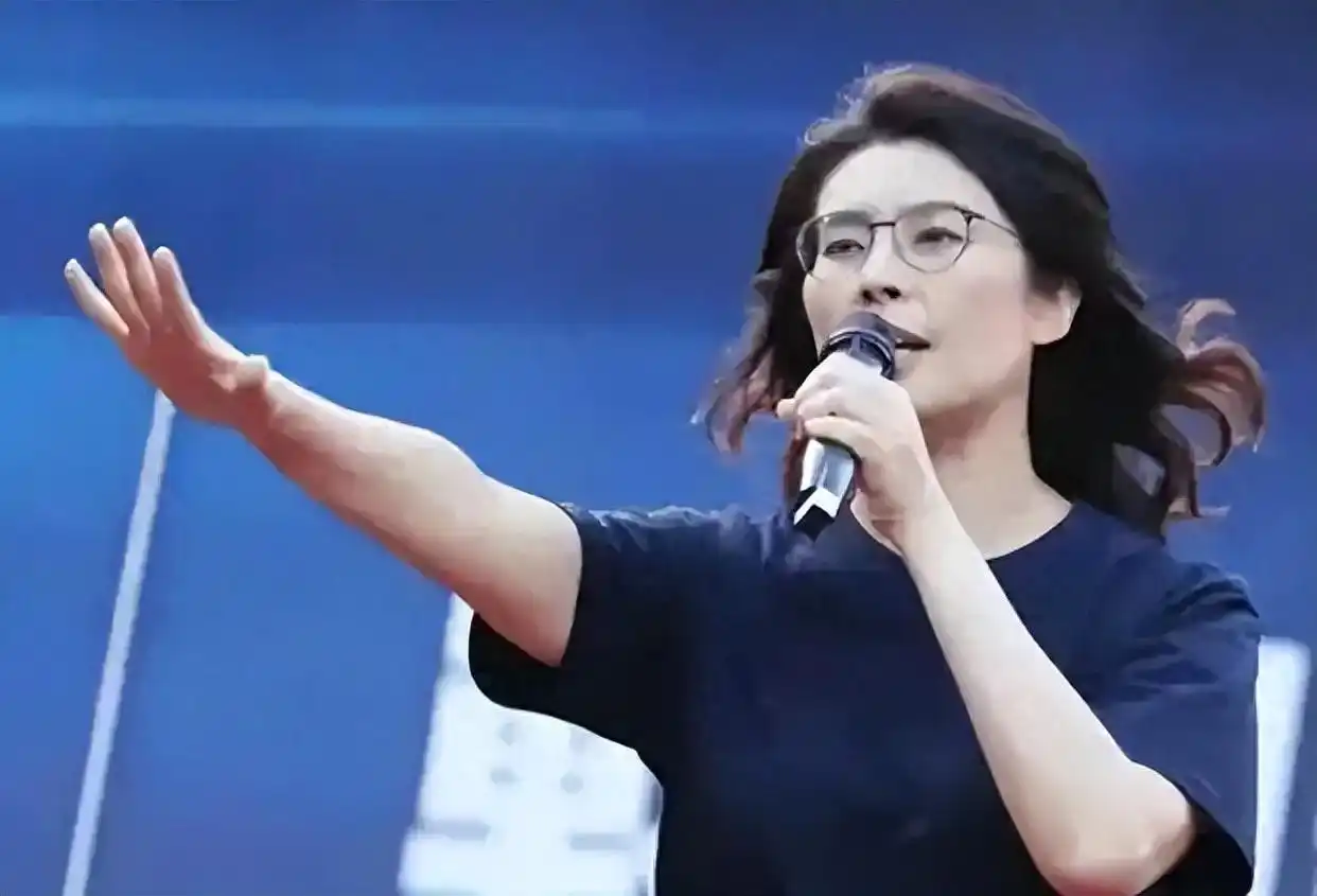 郑丽文今日就任国民党主席,昨日就两岸关系强势回应外媒