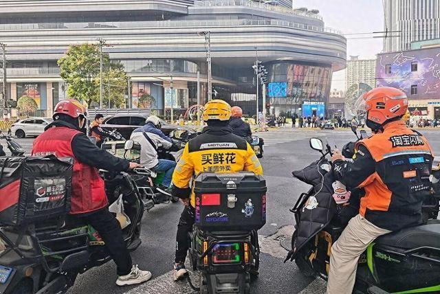 外卖大战三巨头6个月烧掉近800亿