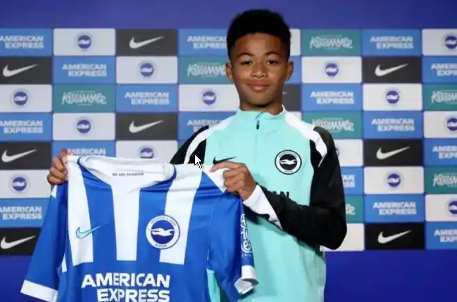 日本国脚竟拿战犯照片合影_布莱顿足球俱乐部就二战战犯卡片事件道歉_日本足球历史问题反思