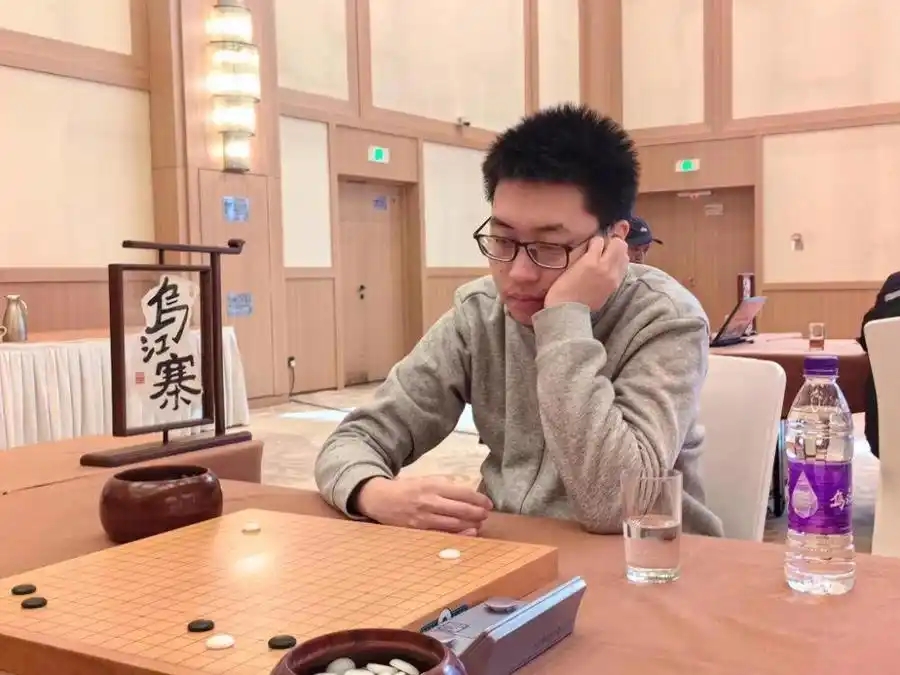 黔军围甲毫厘之差负杭旅 仁怀弈战坚韧拼搏显棋魂_2025中国围棋甲级联赛遵义播州乌江寨专场 贵州仁怀酱香队福建刺桐棋院队 江维杰薛冠华围甲比赛