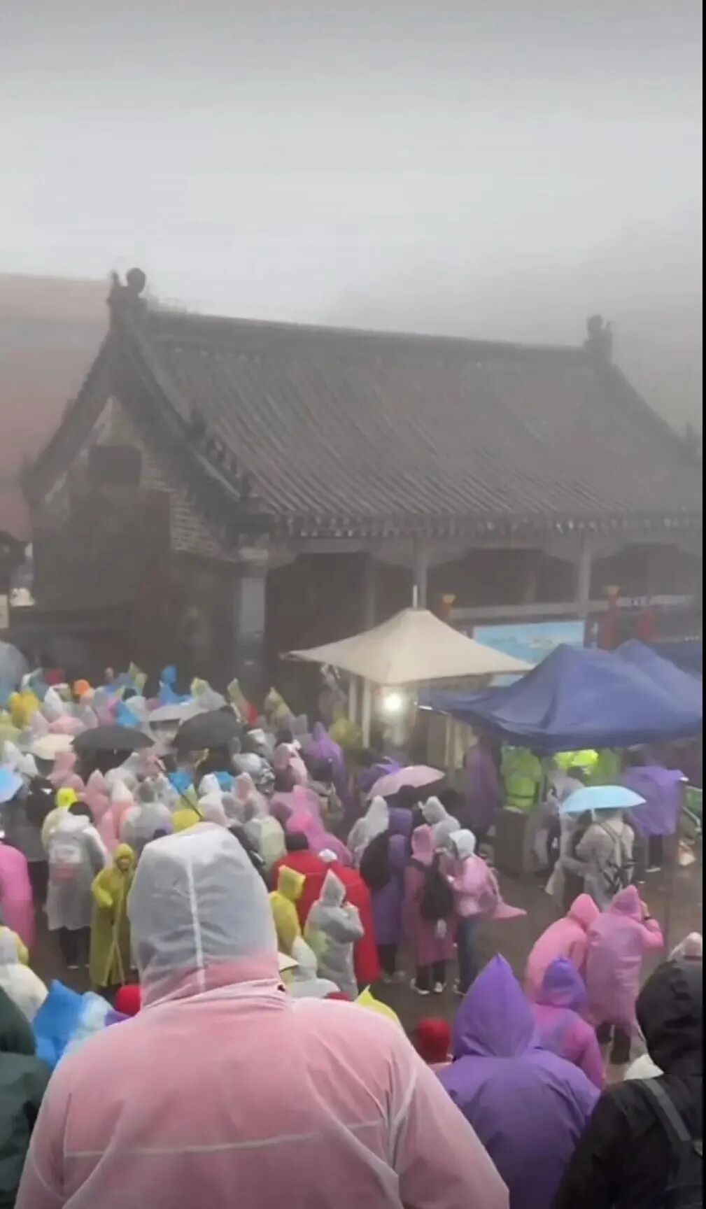 10月1日夜间泰山突遭降雨+6级阵风，游客遇诸多难题