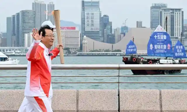 高清大图|三地联动四城同传!第十五届全运会火炬传递活动举行