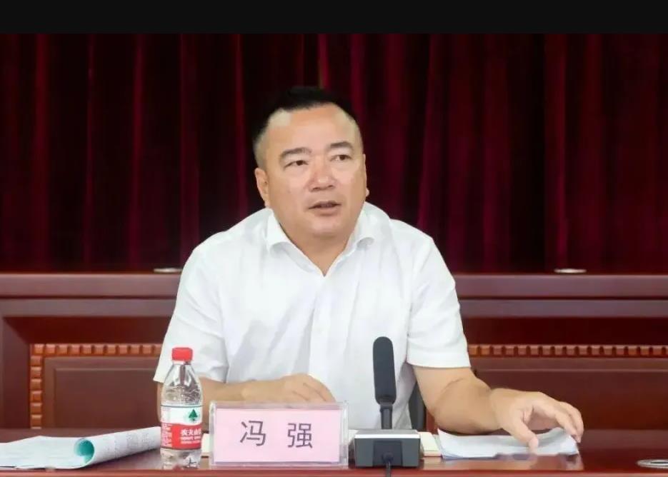 区委书记沉迷游戏区长沉迷高尔夫，贻害的是一方百姓