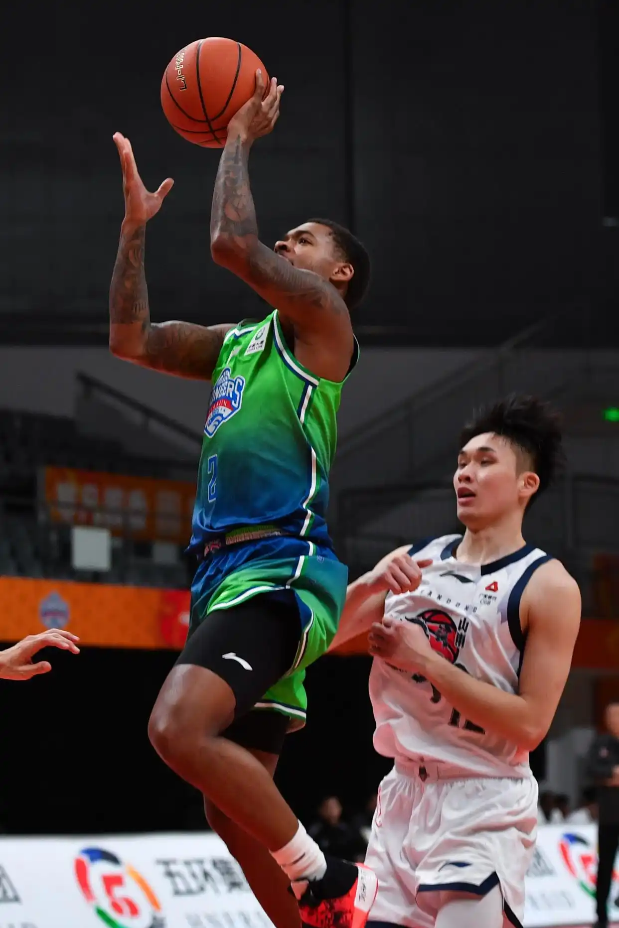 山东高速队对天津先行者队 CBA俱乐部杯赛 比赛现场_组图：山东俱乐部杯首战击败天津 珀塞尔冲入篮下