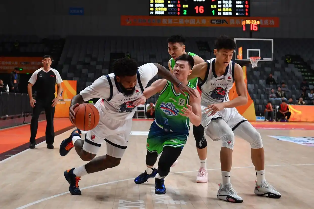 山东高速队对天津先行者队 CBA俱乐部杯赛 比赛现场_组图：山东俱乐部杯首战击败天津 珀塞尔冲入篮下