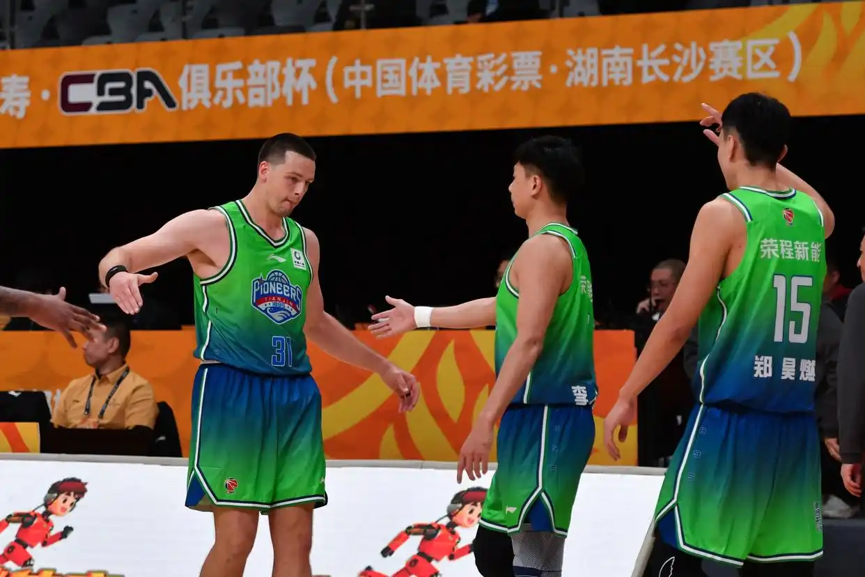 山东高速队对天津先行者队 CBA俱乐部杯赛 比赛现场_组图：山东俱乐部杯首战击败天津 珀塞尔冲入篮下