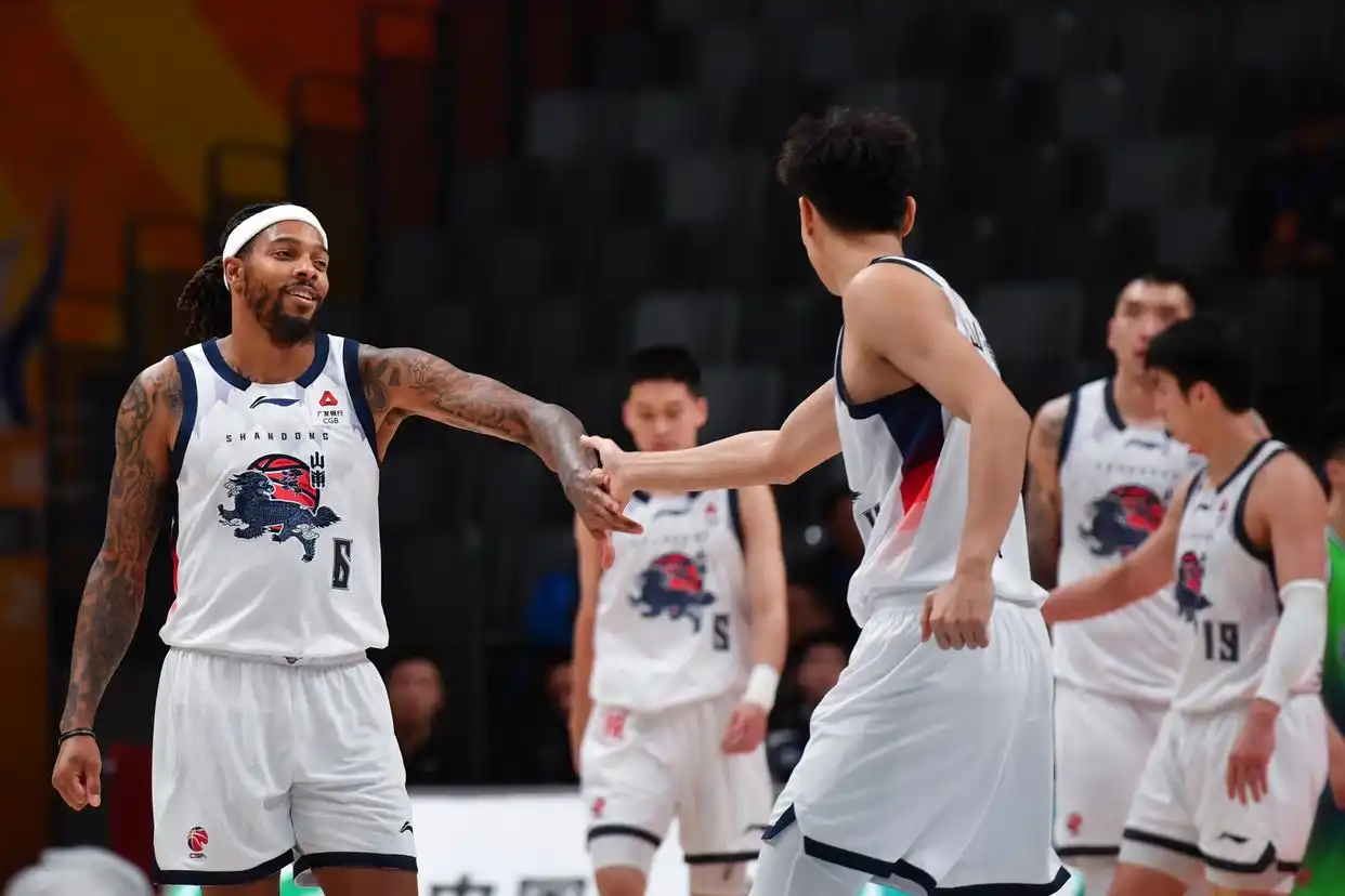 山东高速队对天津先行者队 CBA俱乐部杯赛 比赛现场_组图：山东俱乐部杯首战击败天津 珀塞尔冲入篮下