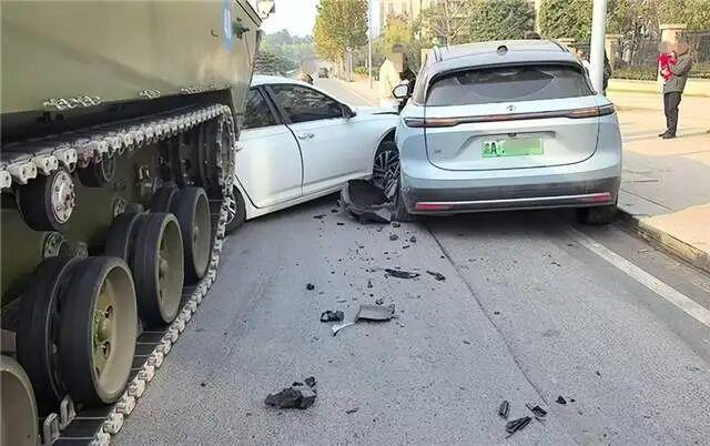 轿车违规掉头撞上装甲车 现场曝光 维修费谁来付？