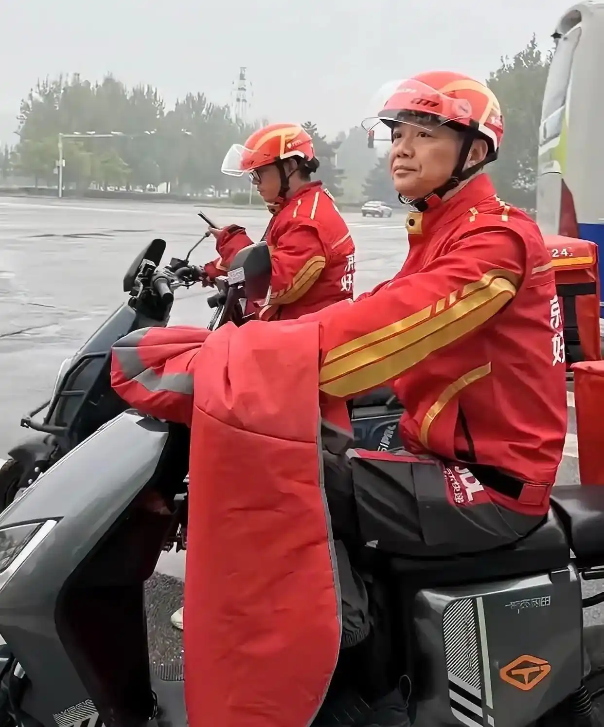 刘强东父母现身京东食堂做饭_:刘强东父母食堂日常_刘强东父母接地气行为