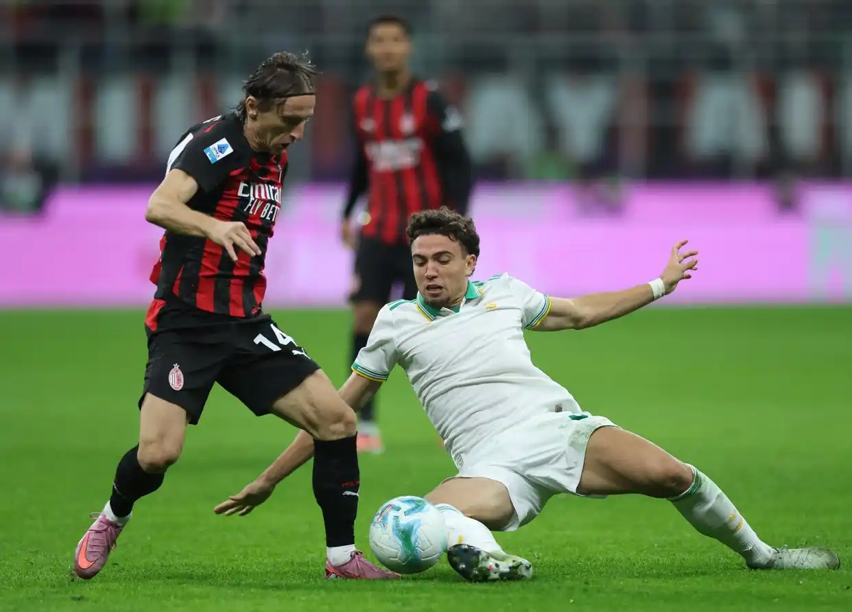 (体育)足球——意甲:AC米兰胜罗马