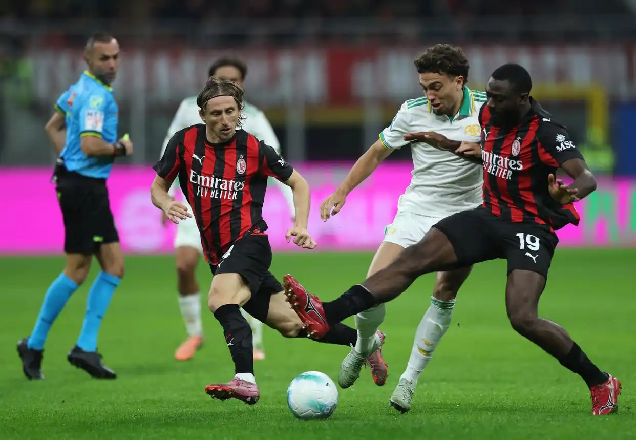 (体育)足球——意甲:AC米兰胜罗马