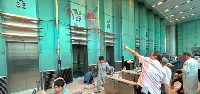 男子求见李嘉诚被拒 在大堂泼红漆 保安受伤事件引发关注