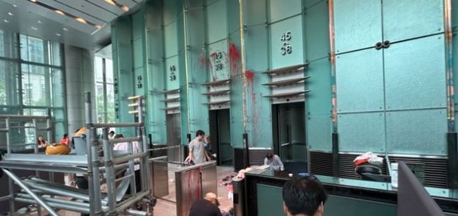 男子求见李嘉诚被拒 在大堂泼红漆 保安受伤事件引发关注