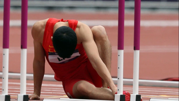 刘翔右腿伤痛分析_刘翔受伤原因_刘翔伦敦奥运会栏杆高度问题