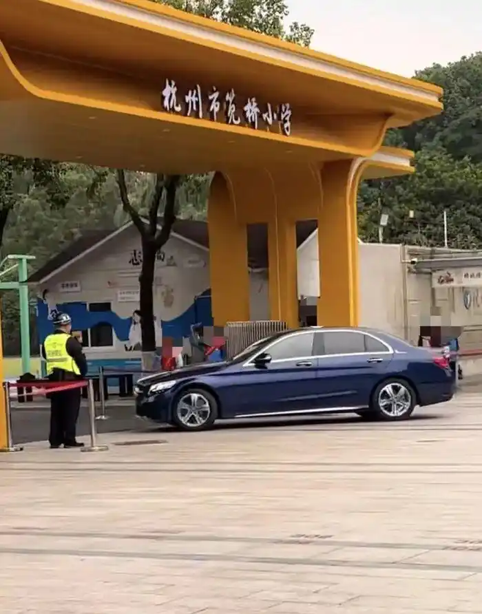 杭州市笕桥小学学生列队欢迎老师视频_杭州笕桥小学老师进校学生敬礼事件_官方通报小学老师开车进校学生敬礼