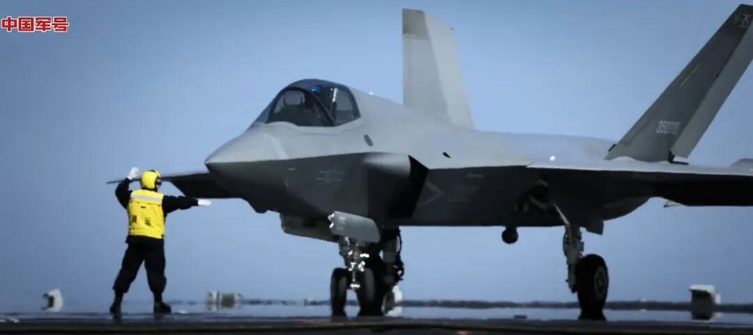福建舰入列意味着什么_中国航母福建舰电磁弹射 入列授旗仪式 人民海军三航母时代