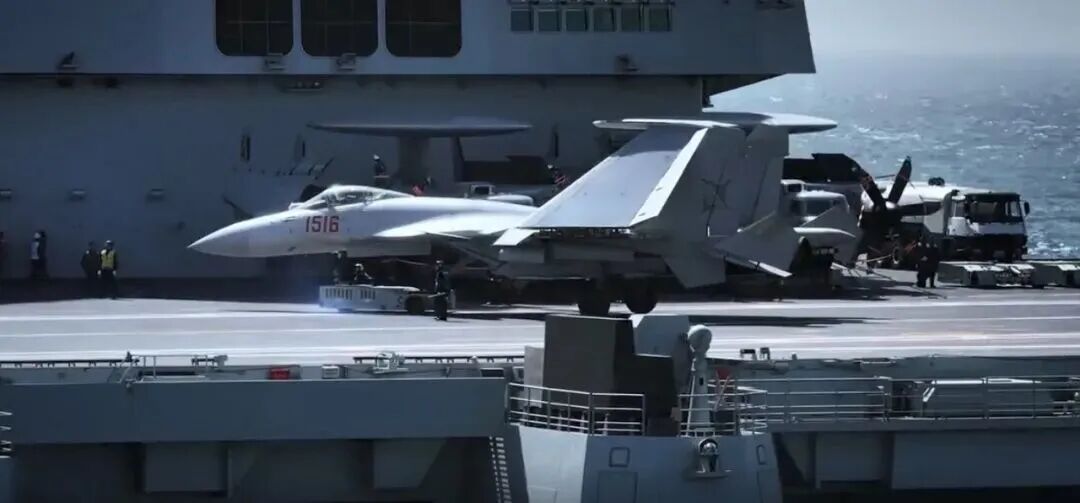 中国航母福建舰电磁弹射 入列授旗仪式 人民海军三航母时代_福建舰入列意味着什么