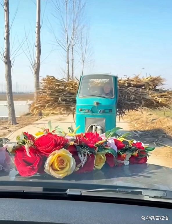 三轮车遇婚车主动退让 淳朴善举温暖人心