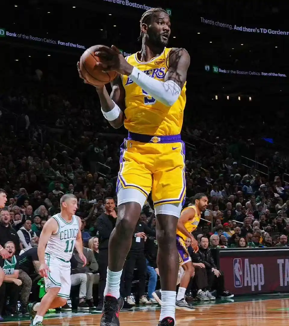 东詹全休战里夫斯36+8 湖人一节花惨败凯尔特人_NBA比赛湖人队对绿军_里夫斯36分难救主