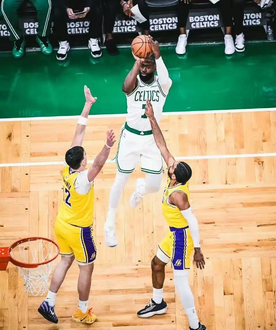 里夫斯36分难救主_东詹全休战里夫斯36+8 湖人一节花惨败凯尔特人_NBA比赛湖人队对绿军