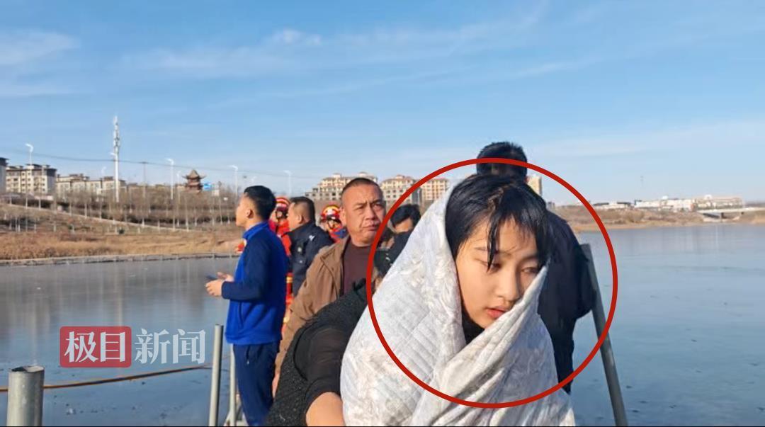 宁夏4岁男童掉入冰窟，爬冰救人落水不留名“小英雄”已找到，她是13岁初一学生，回家向父亲谎称“衣服被洒水车淋湿”