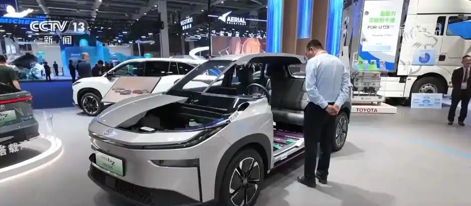 进博会汽车展区 智慧出行 长期投资_进博会上的“全勤生”