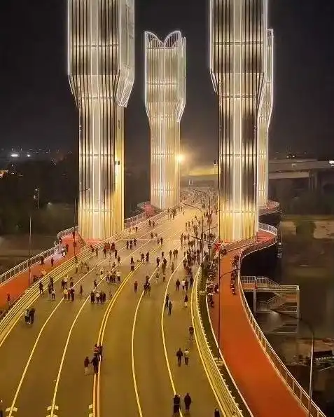 武汉一桥体酷似“迪迦变身器”走红_武汉迪迦大桥 钢花造型升降桥 武汉本土力量建造开启桥