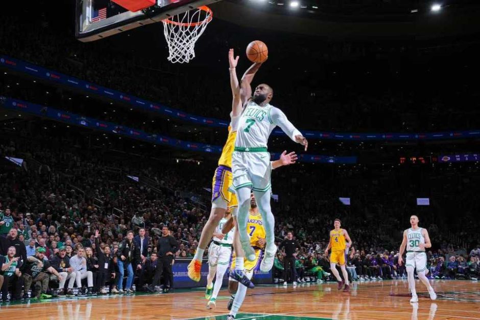 NBA常规赛湖人客场对阵凯尔特人_缺少詹姆斯与东契奇湖人战报_东詹全休战里夫斯36+8 湖人一节花惨败凯尔特人