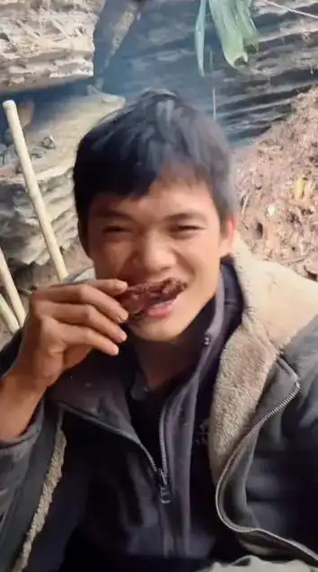 齐心兄弟吃肉二代野猪_湖南张家界七星山荒野求生赛_张家界荒野求生选手抓野猪吃到流油