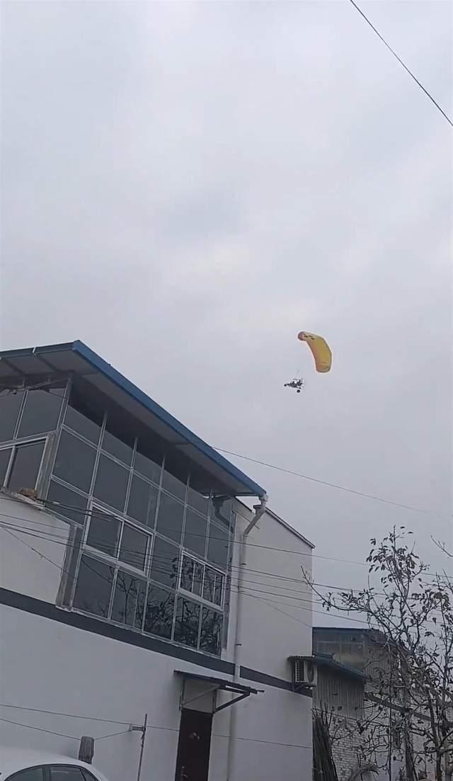 小伙结婚当天驾自制“飞机”飞天