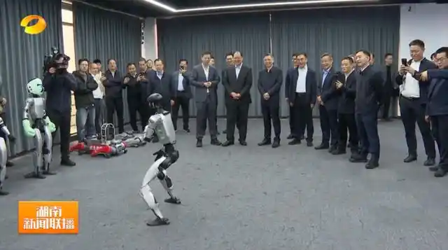 详细阅读:湖南省省长、浙江省省长,一同观看机器人表演 湖南省省长、浙江省省长,一同观看机器人表演