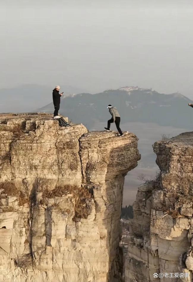 山东潍坊多名男子跳过近3米远高崖 勇气与风险并存