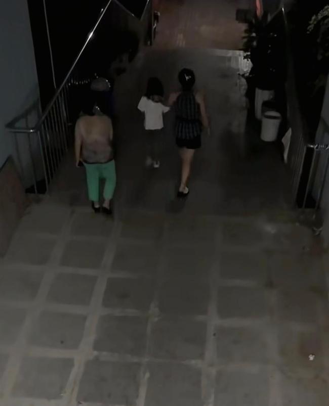 7岁女孩去同学家玩两天后父亲离世，亲情缺失令人痛心
