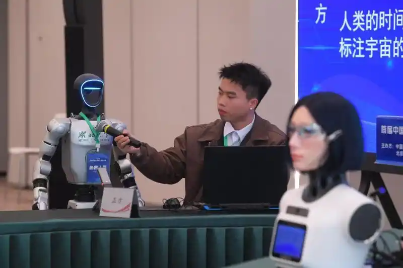 智能思辨机器人竞赛_中国机器人辩论大赛_国内首届机器人辩论大赛决赛举行