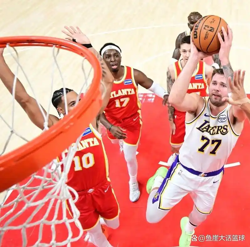 老鹰客场大胜原因_NBA湖人输球分析_湖人大比分不敌老鹰 东契奇持球突破