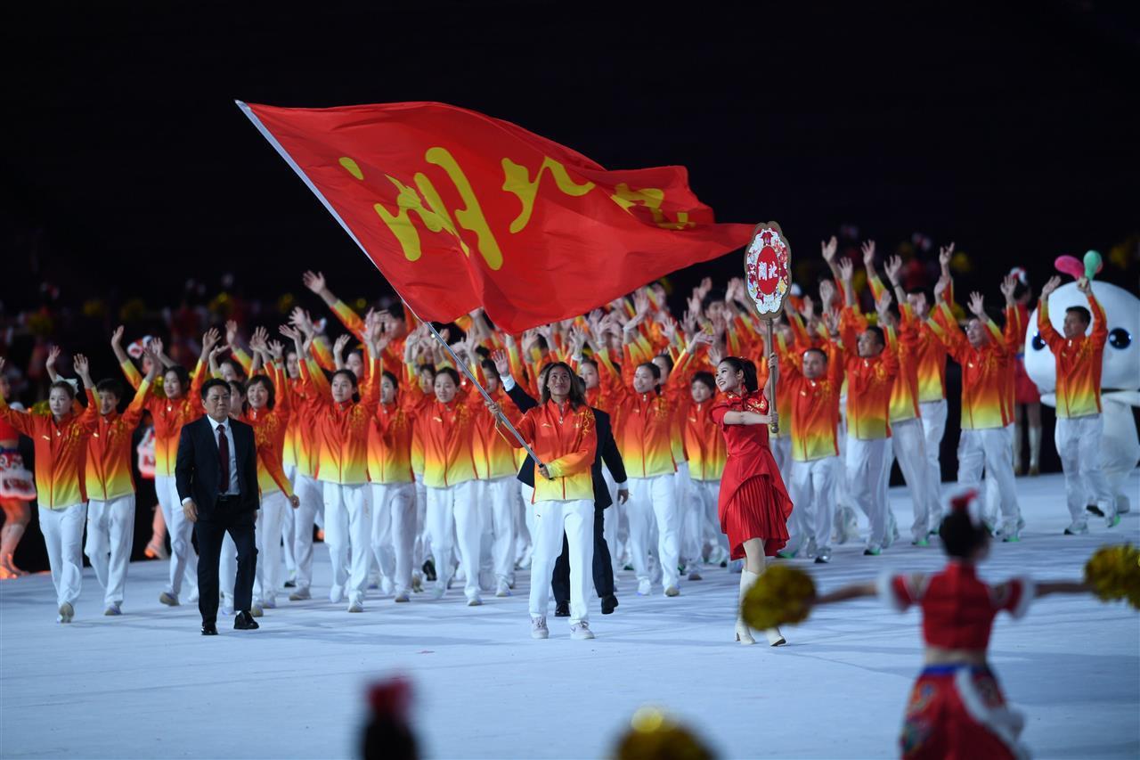 郑钦文、谢思埸、徐嘉余、巩立姣在十五运会开幕式上扛大旗！_第十五届全运会湖北代表团郑钦文旗手 巴黎奥运会网球女子单打冠军湖北健儿全运会成绩