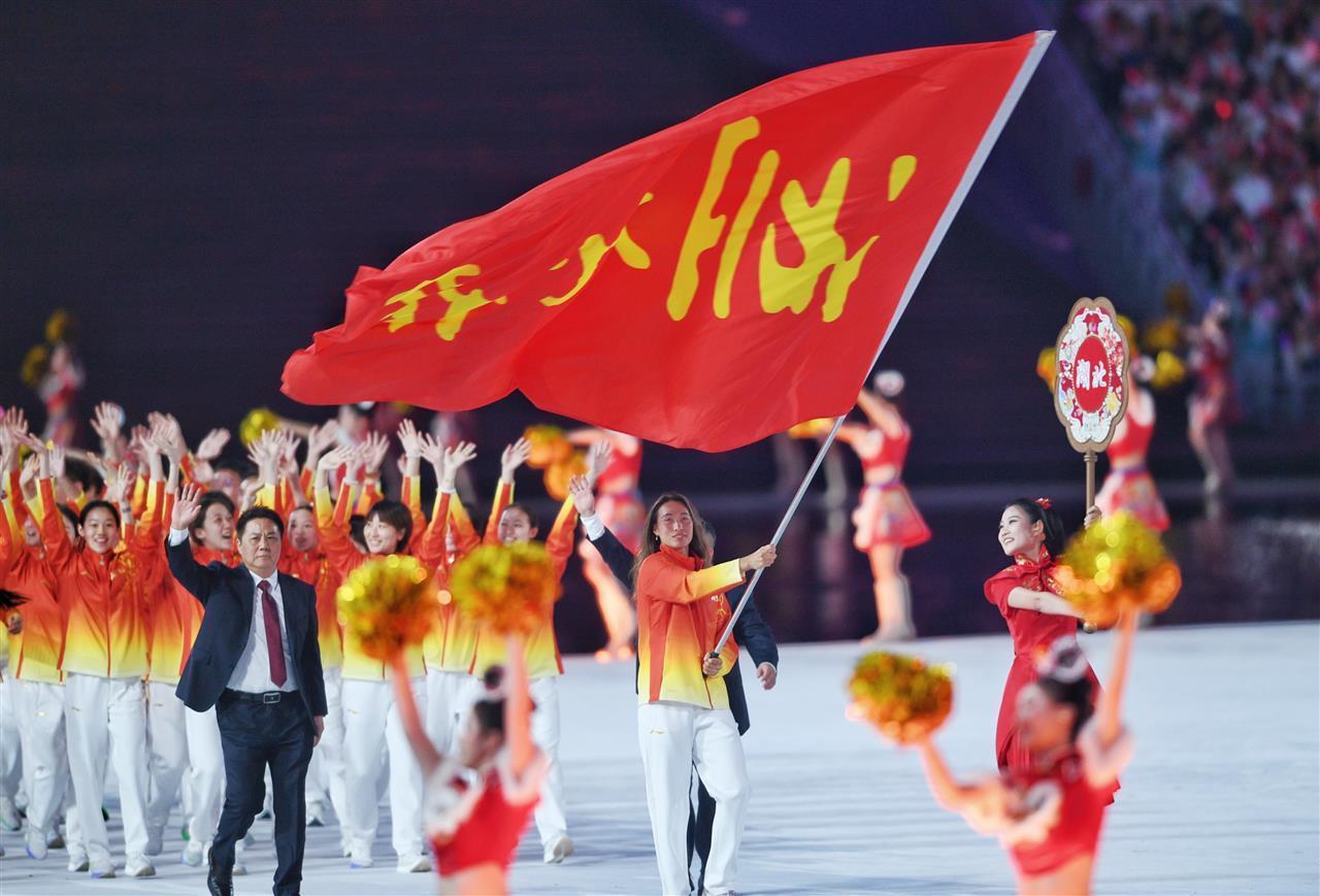 第十五届全运会湖北代表团郑钦文旗手 巴黎奥运会网球女子单打冠军湖北健儿全运会成绩_郑钦文、谢思埸、徐嘉余、巩立姣在十五运会开幕式上扛大旗！