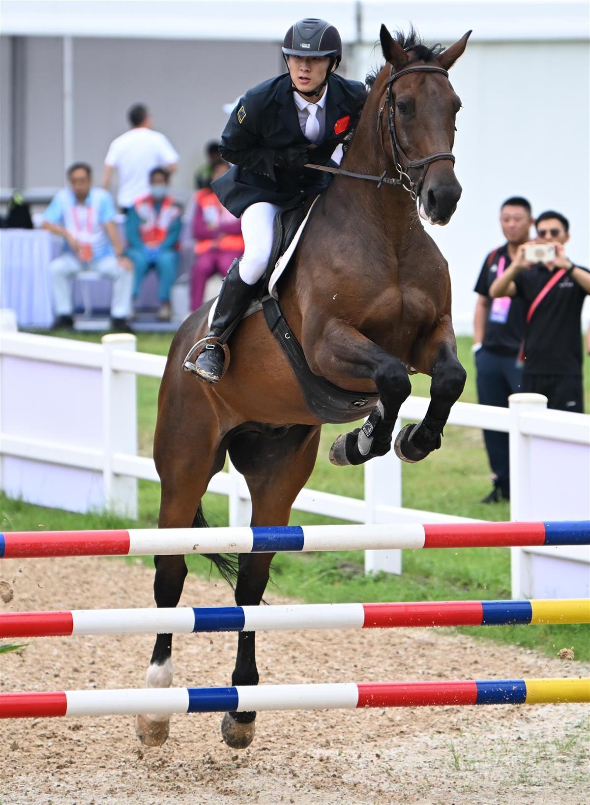 第十五届全运会湖北代表团郑钦文旗手 巴黎奥运会网球女子单打冠军湖北健儿全运会成绩_郑钦文、谢思埸、徐嘉余、巩立姣在十五运会开幕式上扛大旗！
