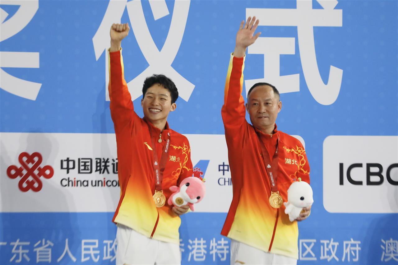 郑钦文、谢思埸、徐嘉余、巩立姣在十五运会开幕式上扛大旗！_第十五届全运会湖北代表团郑钦文旗手 巴黎奥运会网球女子单打冠军湖北健儿全运会成绩