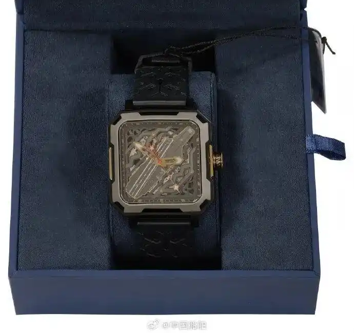 捐款造航母男生获赠福建舰手表_捐140元建航母 陈虞文 中国船舶集团福建舰纪念手表
