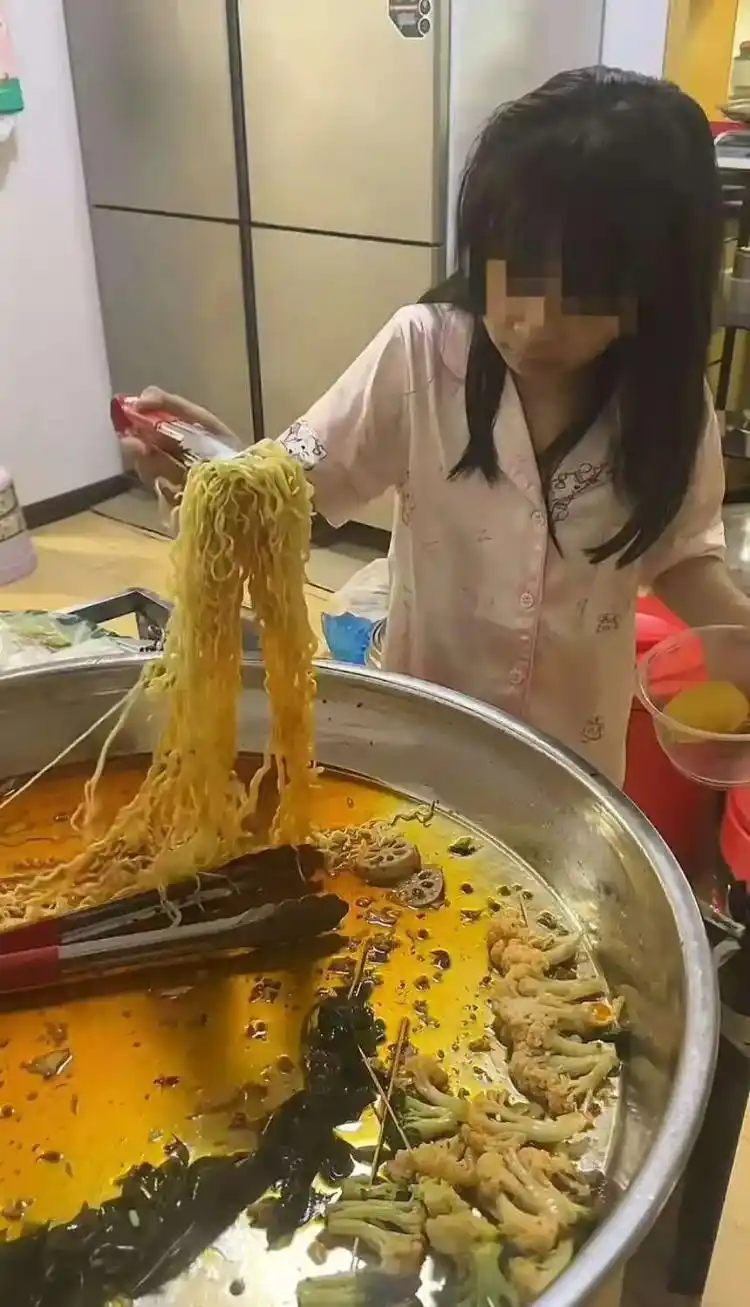 长沙一摊主女儿吃剩食引热议！四点出摊六点半售罄意外走红