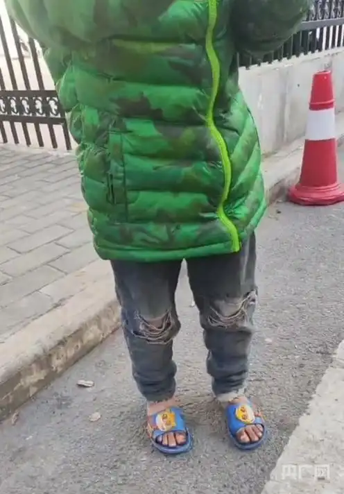 详细阅读:官方回应“女孩寒冬穿拖鞋捡食”:正安排入学并办理低保 官方回应“女孩寒冬穿拖鞋捡食”:正安排入学并办理低保