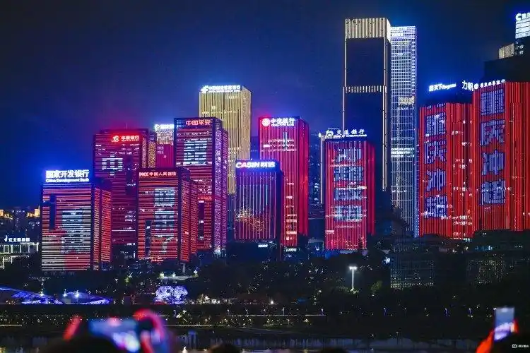 重庆铜梁龙足球俱乐部中超重庆回来了庆典_重庆铜梁龙“中超·重庆回来了”冲超庆典圆满举行_重庆铜梁龙足球俱乐部两江游轮庆典活动