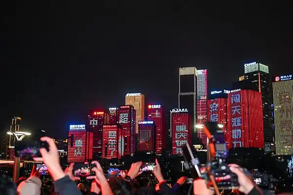 重庆铜梁龙足球俱乐部冲超庆祝活动_重庆铜梁龙“中超·重庆回来了”冲超庆典圆满举行_长安启源赞助重庆足球