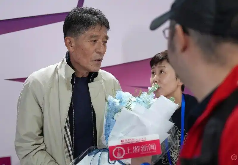 重庆球迷邀请“铁帅”李章洙吃火锅：李章洙很喜欢重庆的麻辣_重庆李章洙 足协杯夺冠25周年纪念赛 重庆前卫寰岛