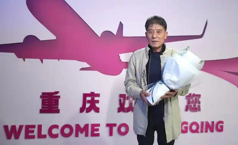 重庆李章洙 足协杯夺冠25周年纪念赛 重庆前卫寰岛_重庆球迷邀请“铁帅”李章洙吃火锅：李章洙很喜欢重庆的麻辣