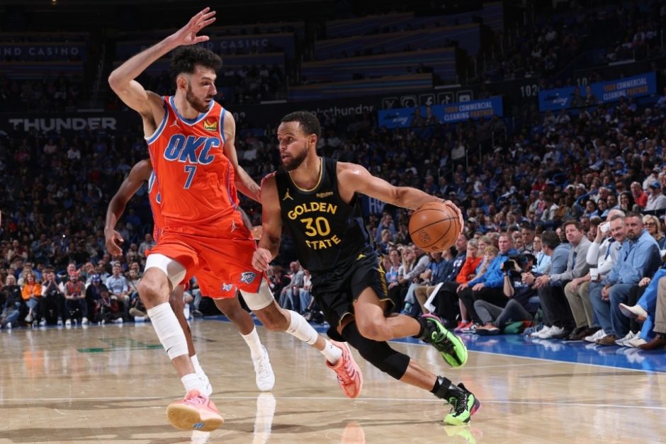 库里首次恶意犯规_库里复出战惨遭雷霆围捕 生涯首次恶犯打急眼了？_NBA雷霆勇士比赛结果