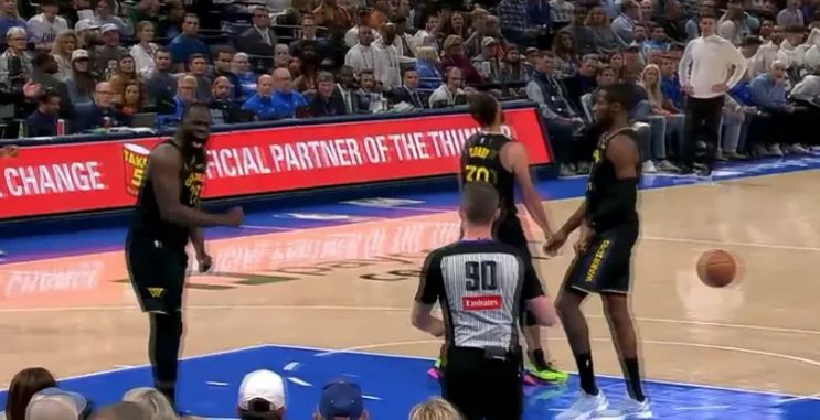 库里首次恶意犯规_NBA雷霆勇士比赛结果_库里复出战惨遭雷霆围捕 生涯首次恶犯打急眼了？